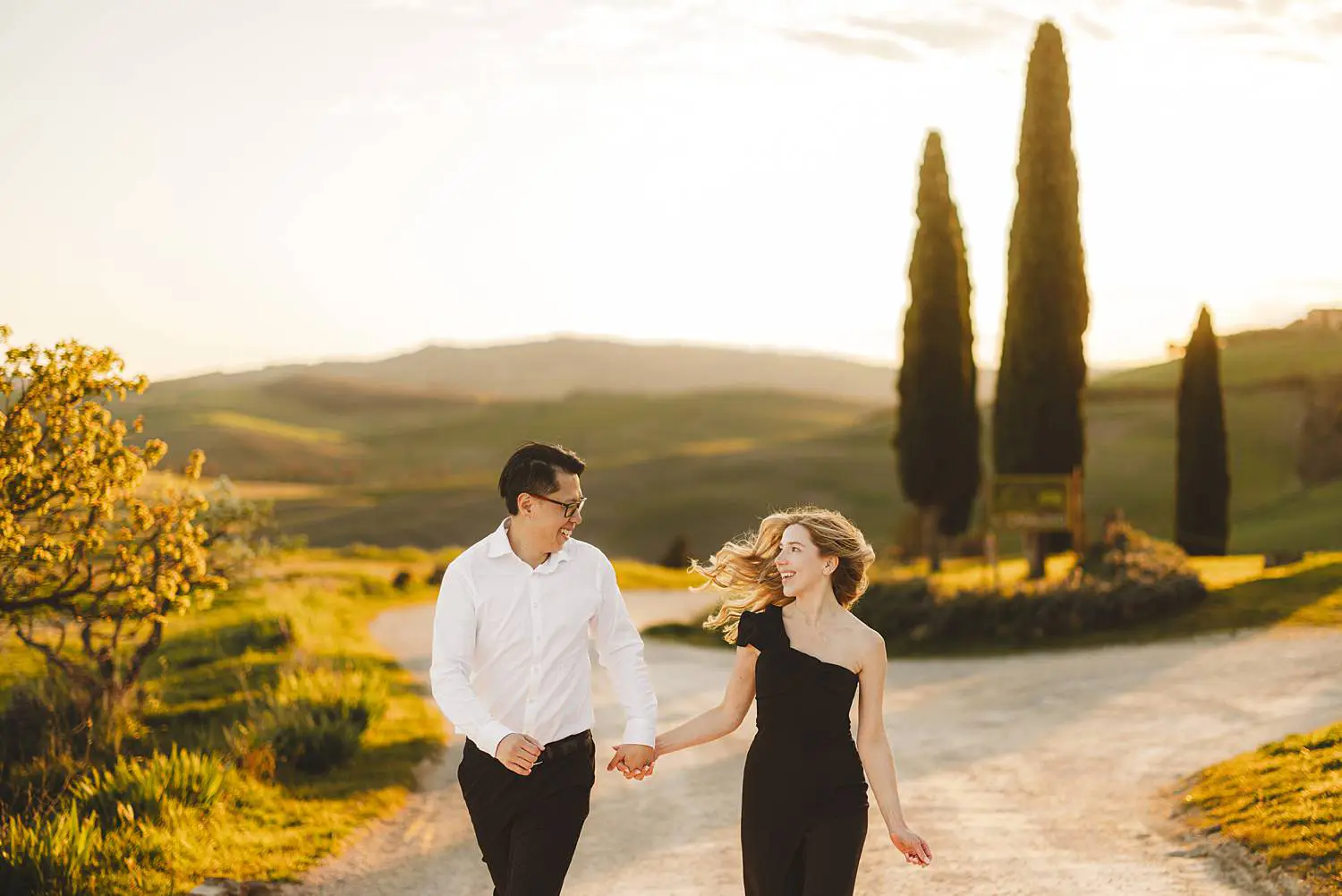 Lovely couple candid photo shoot under the warm golden light of the Val d’Orcia near Pienza