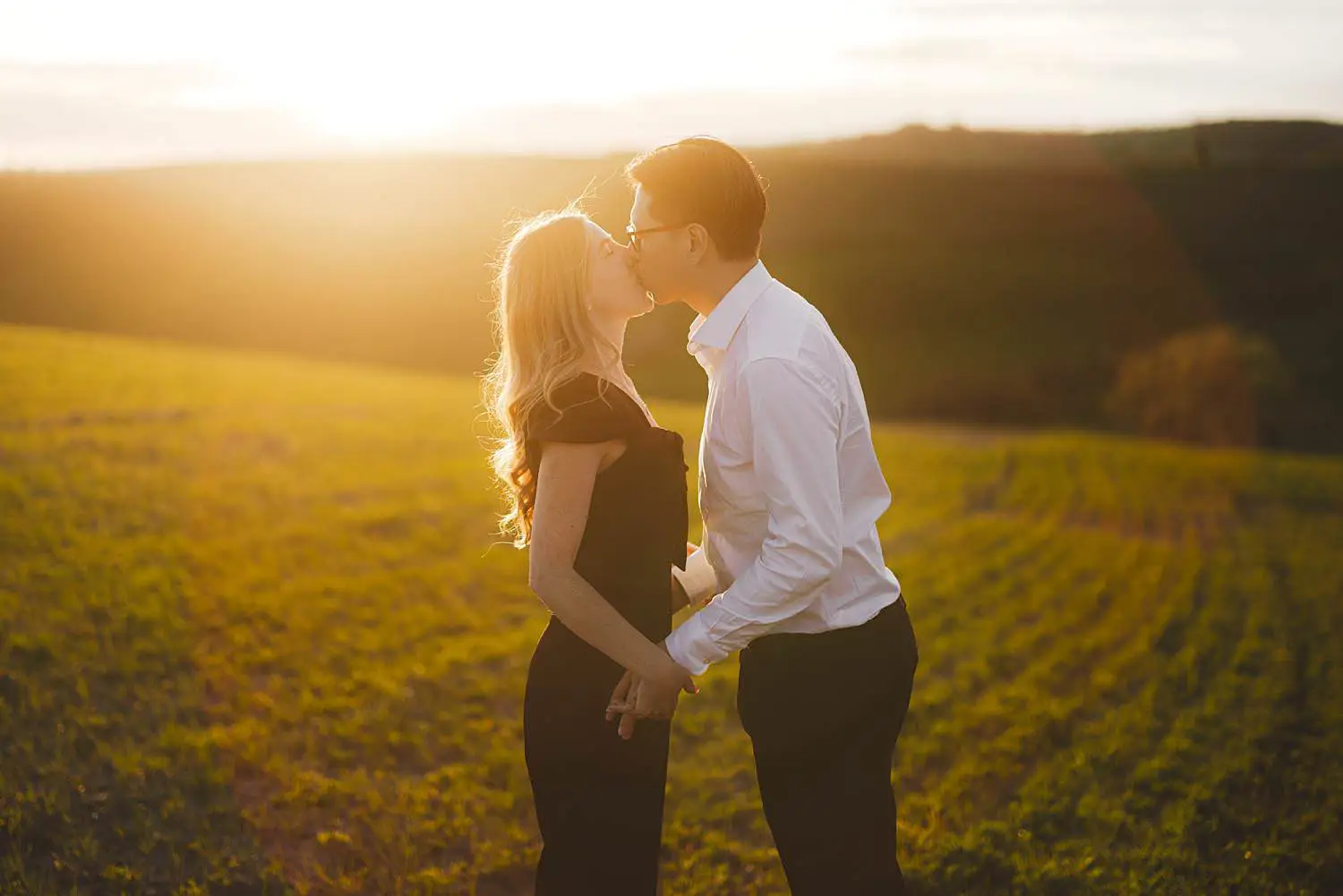 Jemma and John continued the photoshoot along the famous green rolling hills of the Val d’Orcia