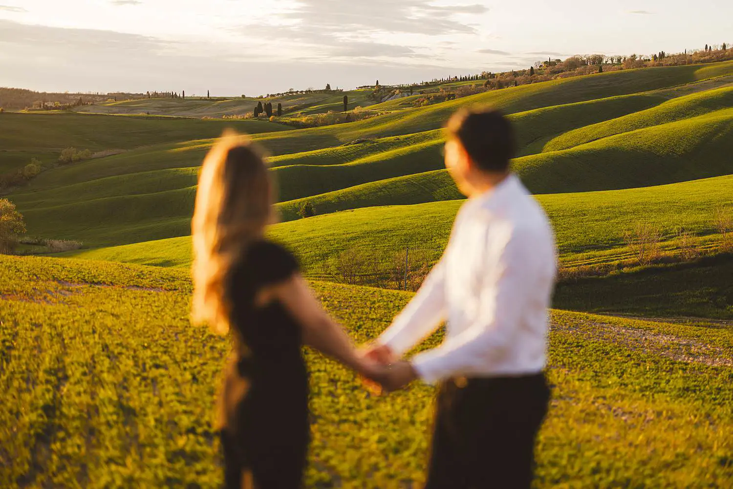 Jemma and John continued the photoshoot along the famous green rolling hills of the Val d’Orcia