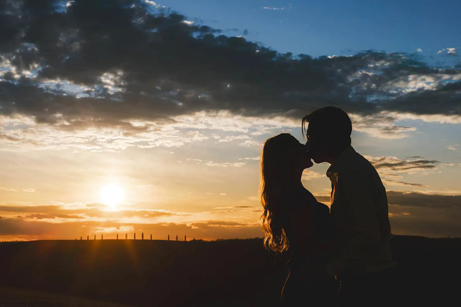 Cinematic and romantic couple photo shoot in the heart of Tuscany near Pienza