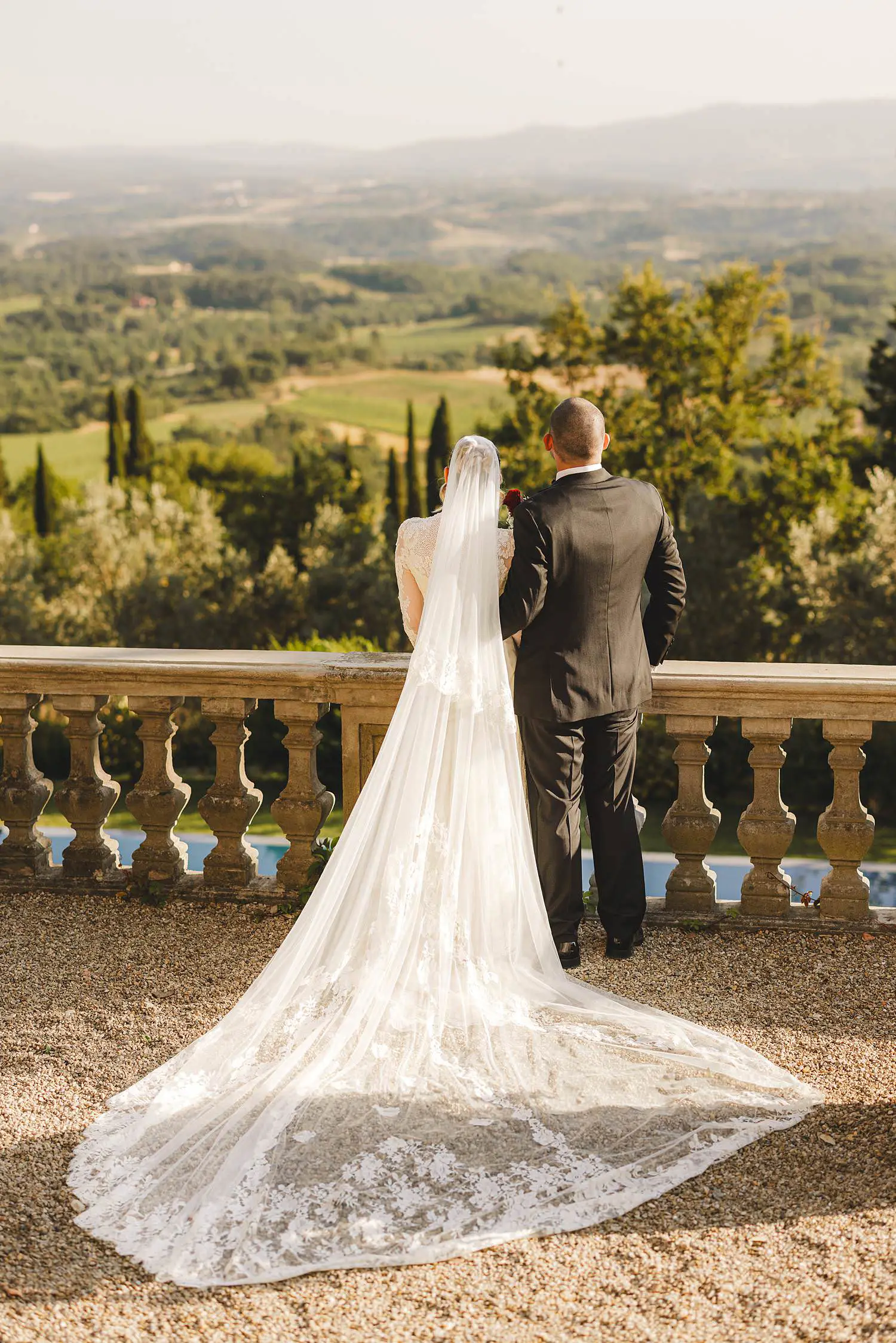 Unforgettable intimate wedding at Villa Belvedere in Loro Ciuffenna, a charming Valdarno wedding venue overlooking rolling Tuscan hills