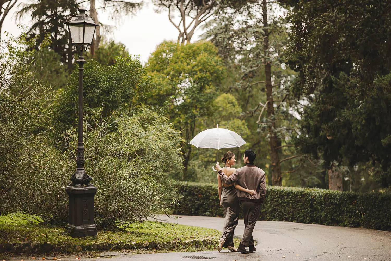 Cinematic and dreamy couple photo session in Florence icon panoramic area under soft rain and transparent umbrella