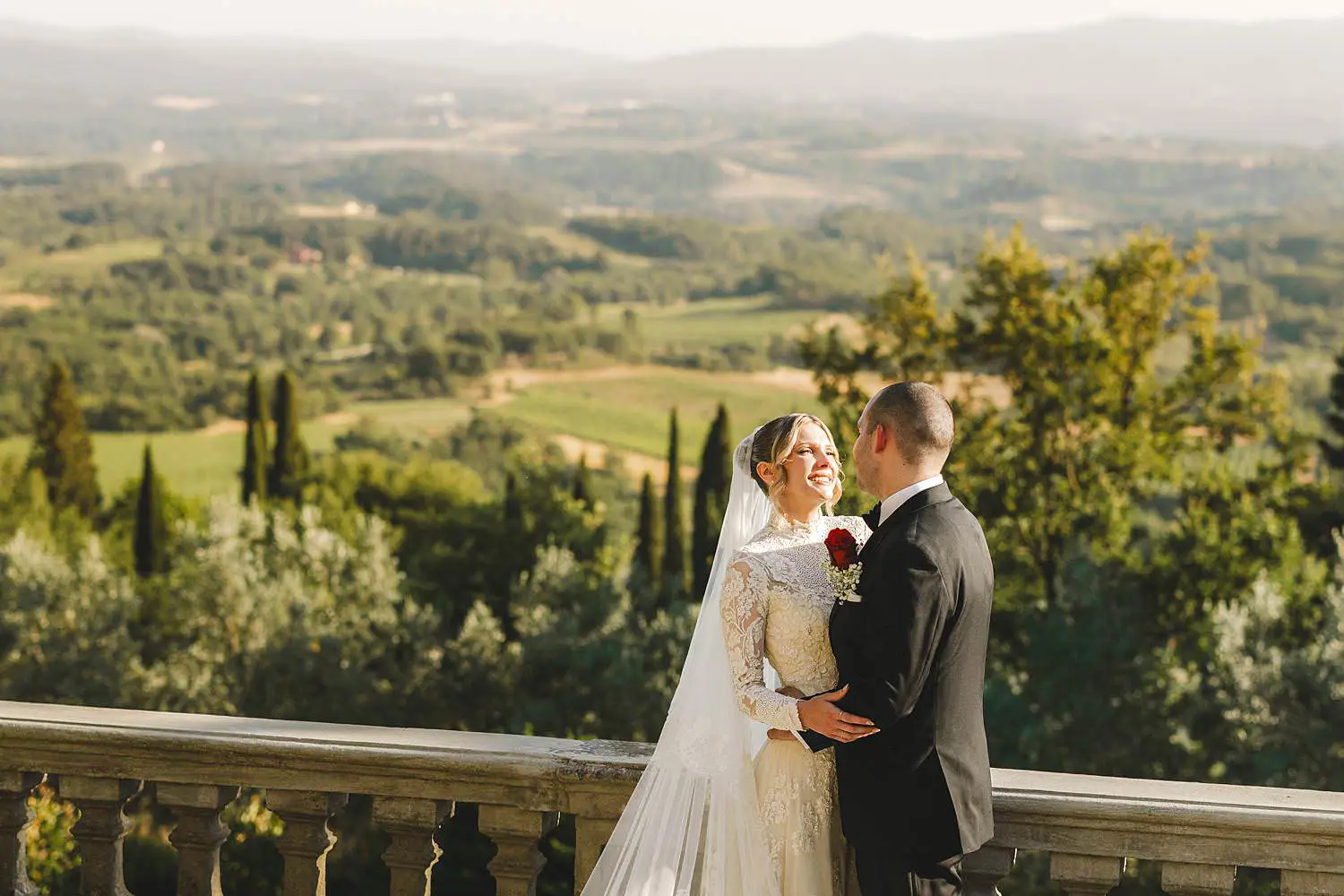 Unforgettable intimate wedding at Villa Belvedere in Loro Ciuffenna, a charming Valdarno wedding venue overlooking rolling Tuscan hills