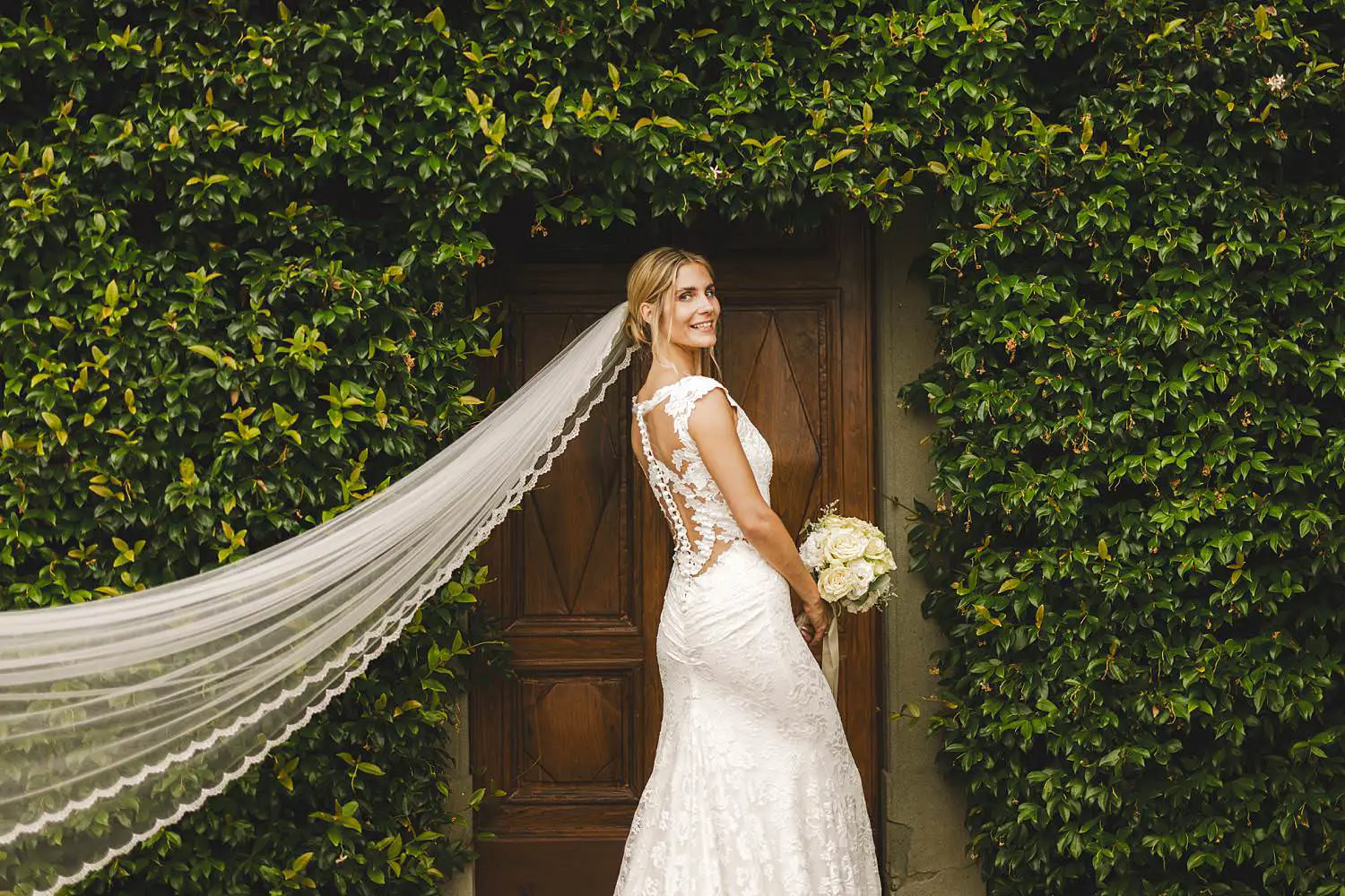 Beautiful bride wedding portrait in the rustic ambient of Agriturismo Fattoria Quercia al Poggio in the heart of Chianti