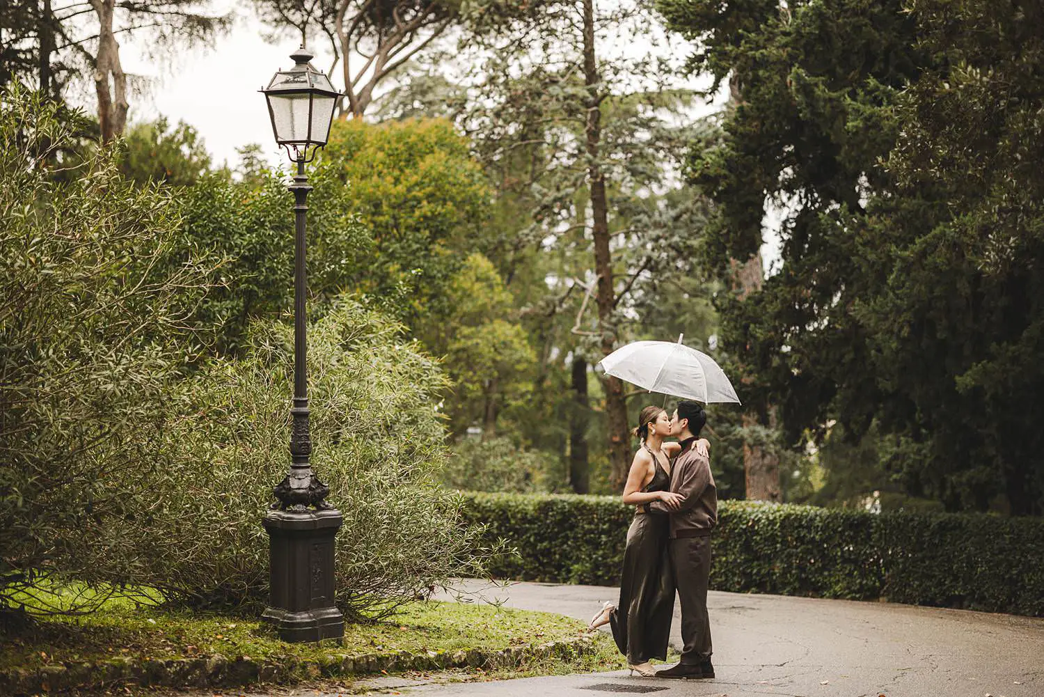 Romantic and dreamy couple photo session in Florence icon panoramic area under soft rain and transparent umbrella