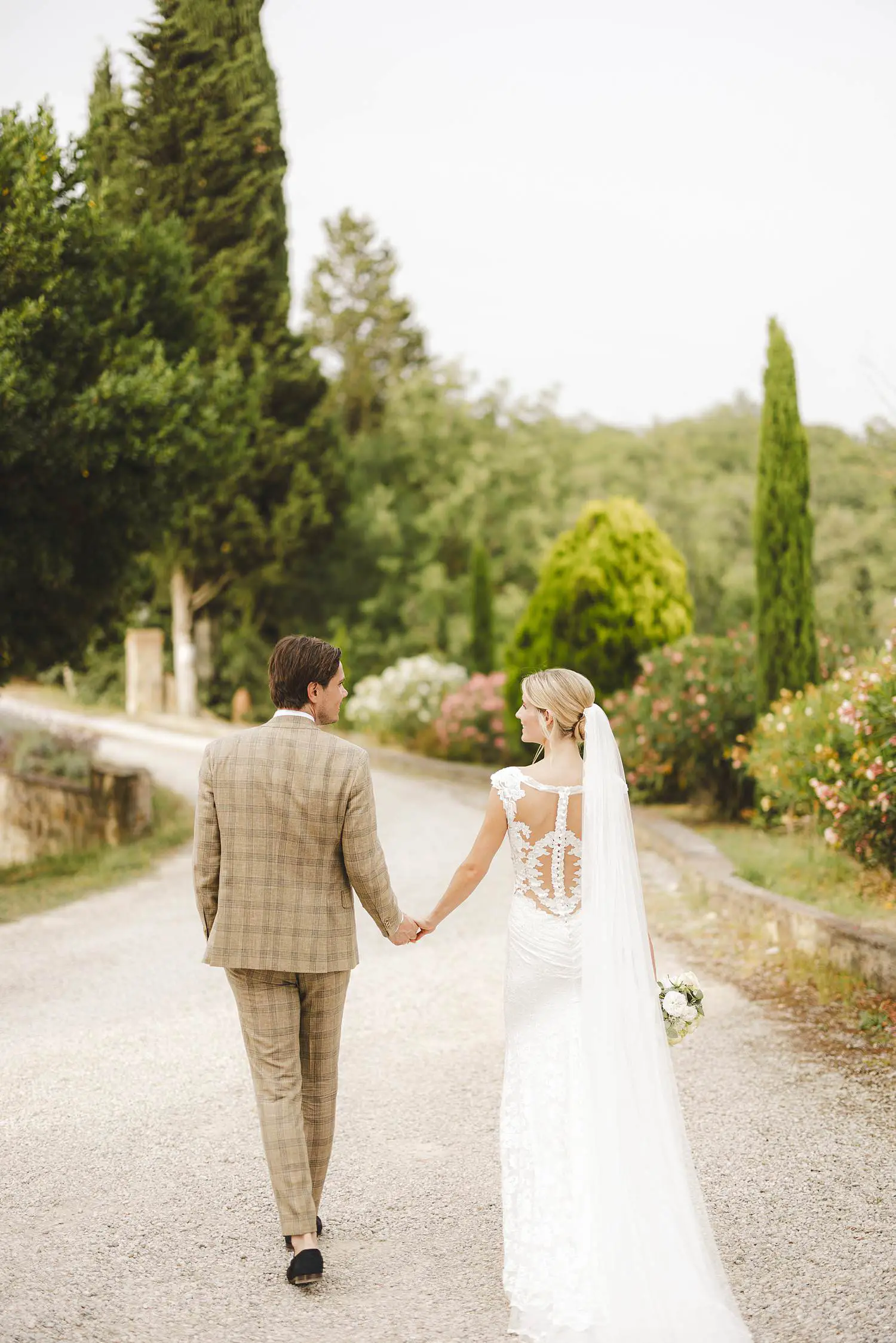 Sunset bride and groom portraits and a relaxed countryside reception at Agriturismo Quercia al Poggio