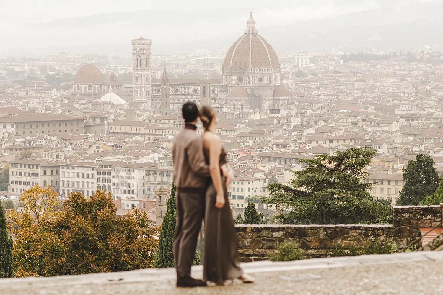 Timeless and dreamy couple photo shoot in the most iconic panoramic viewpoint of Florence