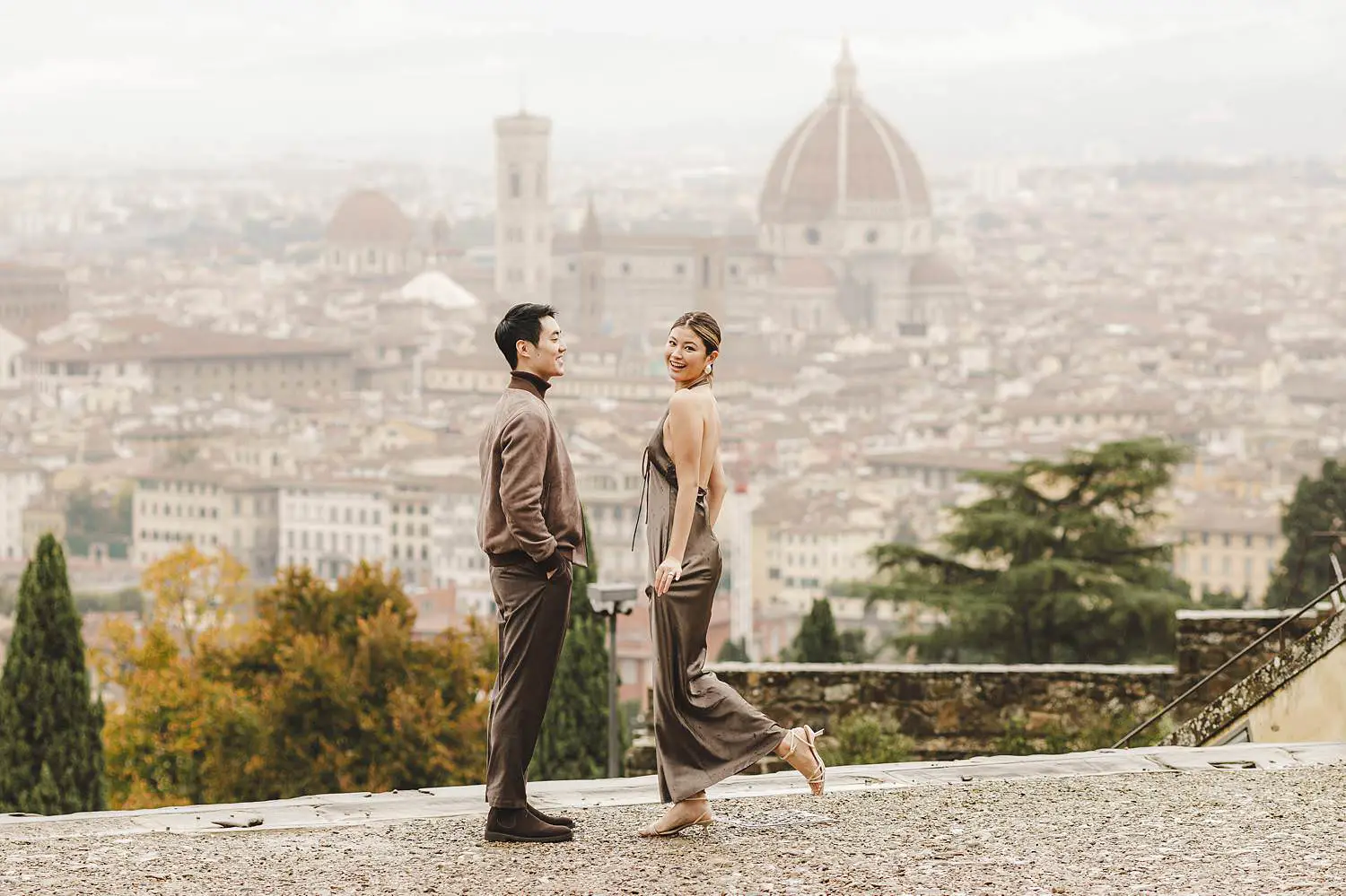 Timeless and dreamy couple photo shoot in the most iconic panoramic viewpoint of Florence