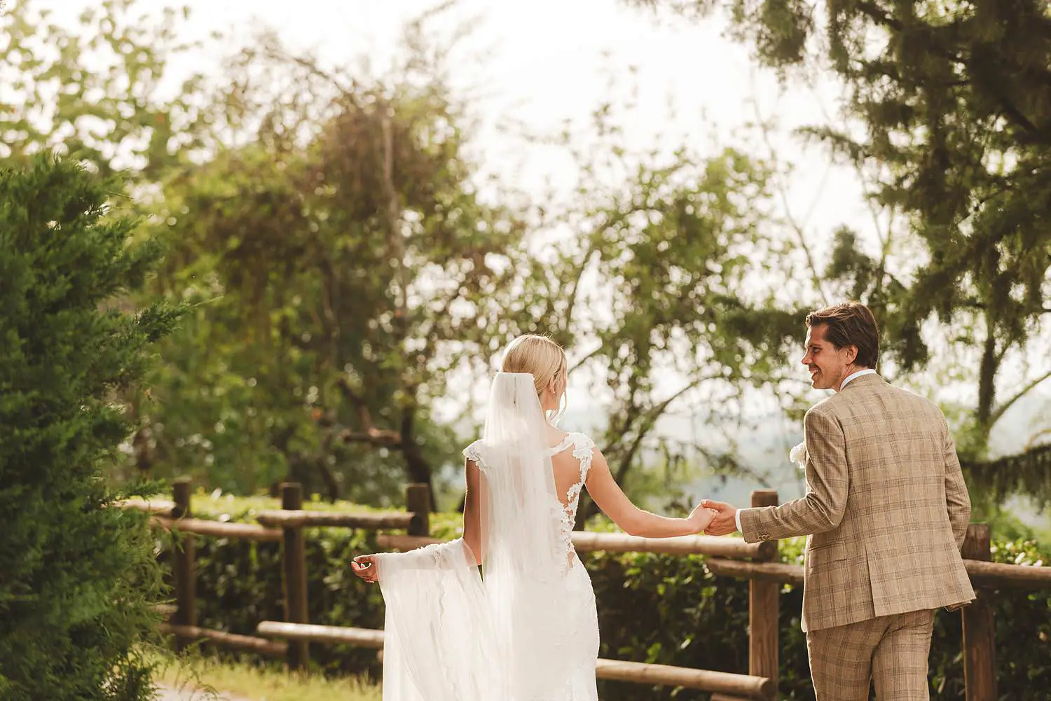 Beautiful bride and groom photo session in Agriturismo Fattoria Quercia al Poggio under golden light