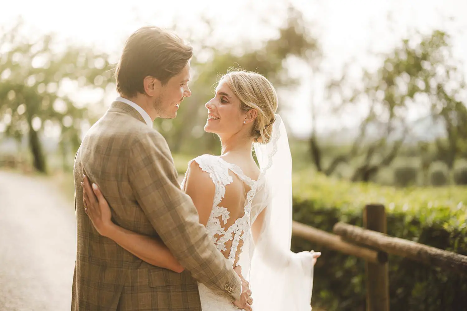 Beautiful bride and groom photo session in Agriturismo Fattoria Quercia al Poggio under golden light