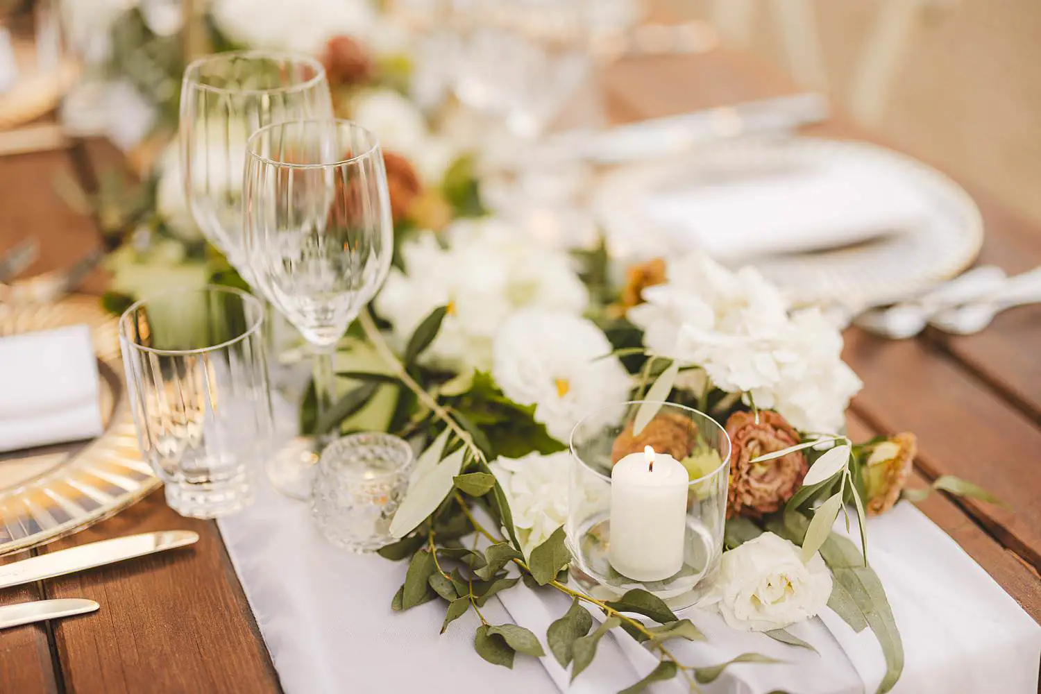 Elegant and beautiful flower decorated intimate dinner table at Villa Belvedere in Loro Ciuffenna