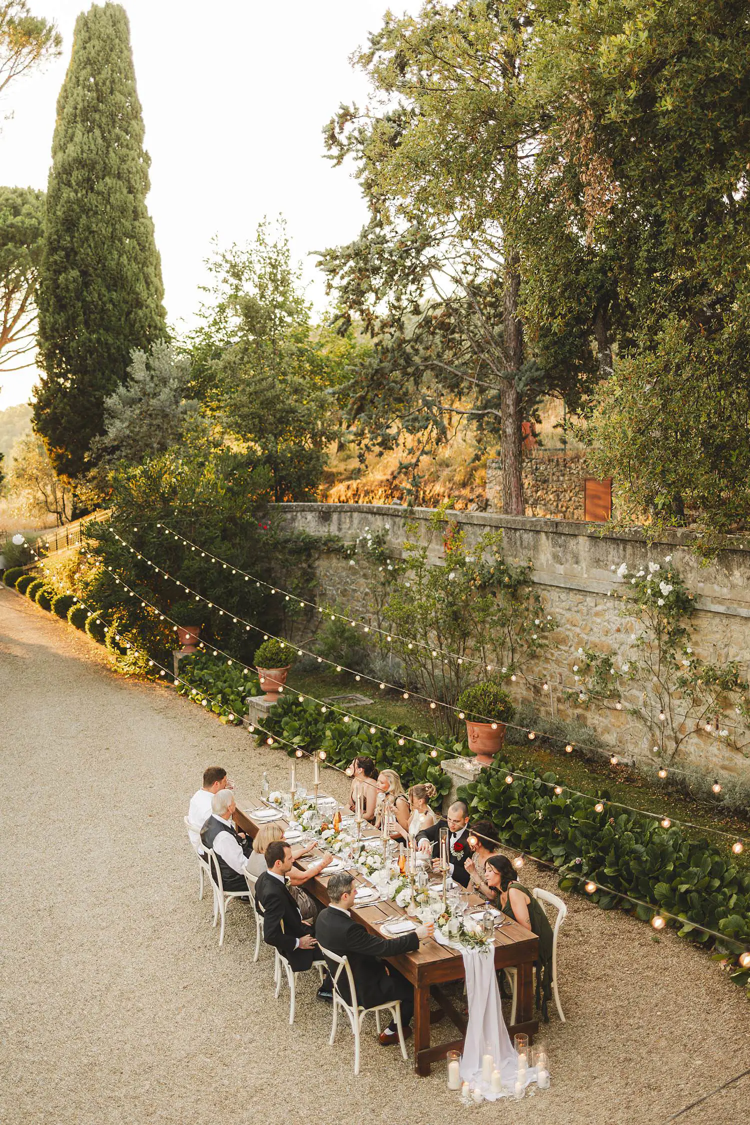 Intimate and relaxed wedding dinner at Villa Belvedere in Loro Ciuffenna during warm sunset