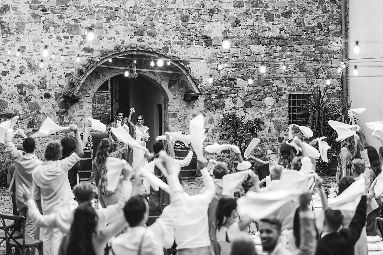 Exciting and unforgettable wedding reception dinner in the courtyard of Quercia al Poggio