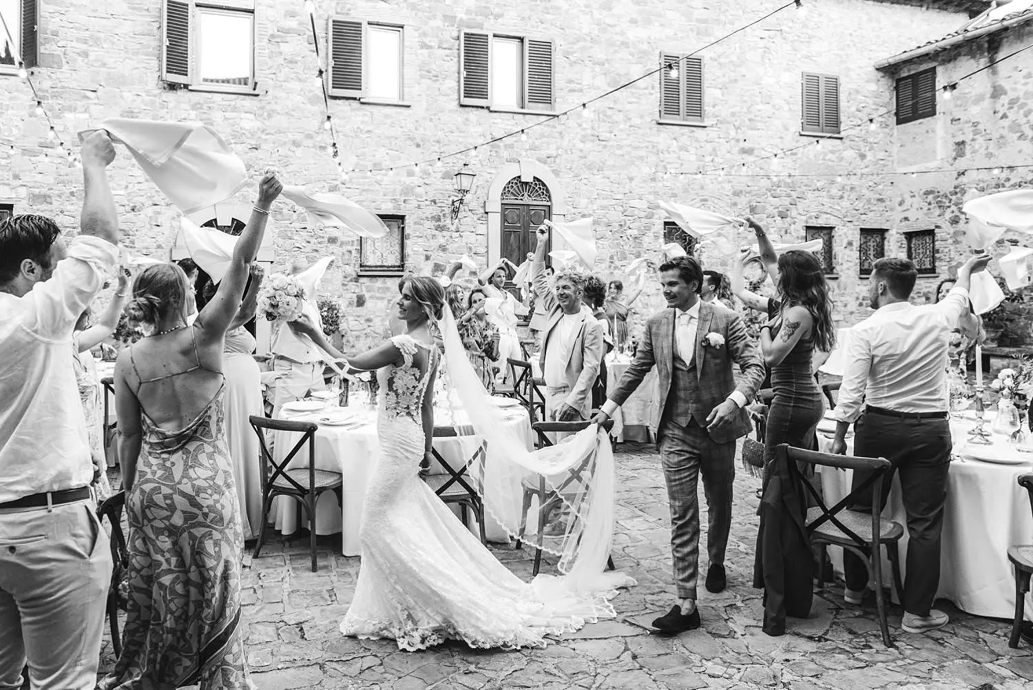 Exciting and unforgettable wedding reception dinner in the courtyard of Quercia al Poggio