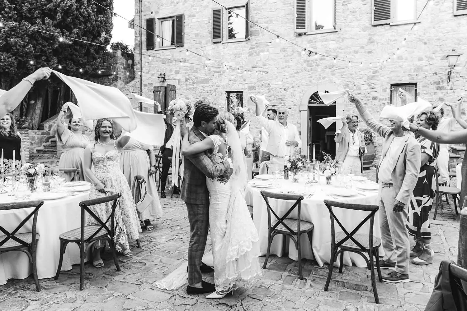 Exciting and unforgettable wedding reception dinner in the courtyard of Quercia al Poggio