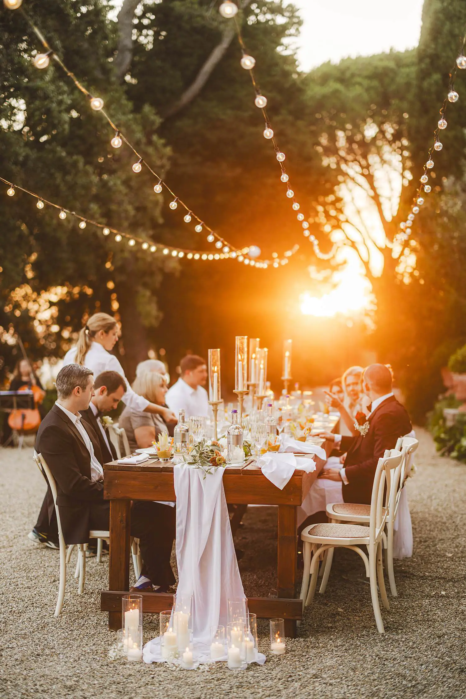 Intimate and relaxed wedding dinner at Villa Belvedere in Loro Ciuffenna during warm sunset