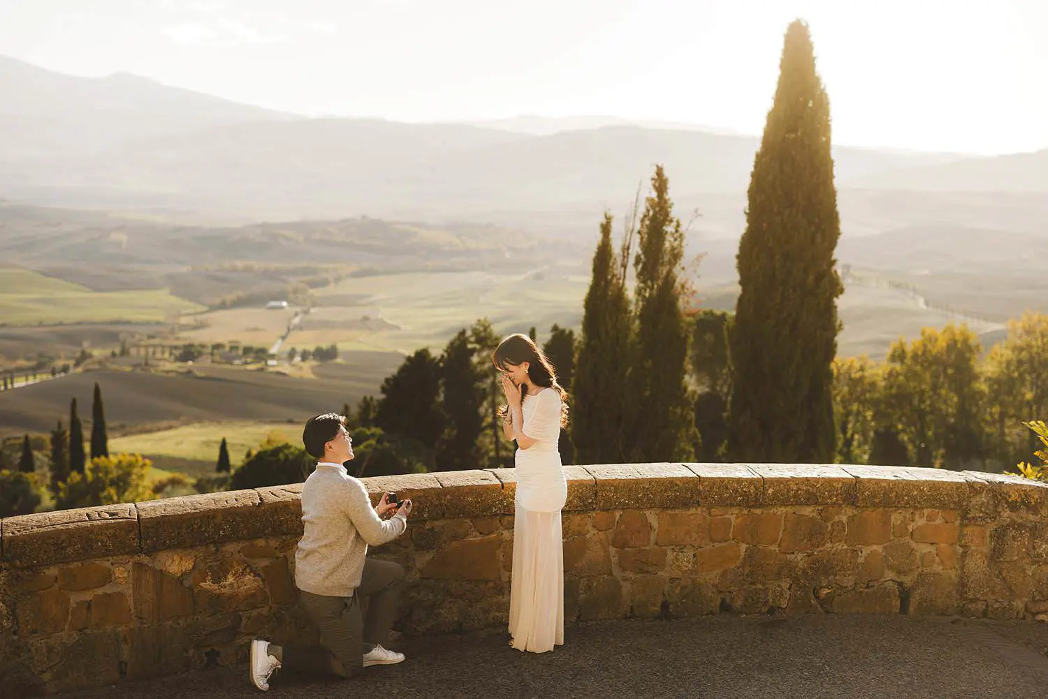 A romantic marriage proposal photoshoot in the most beautiful Pienza panoramic spot Tuscany