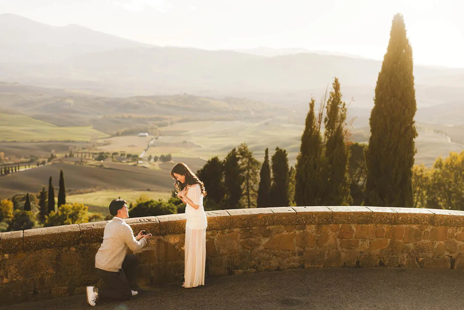 A iconic marriage proposal photoshoot in the most beautiful Pienza panoramic spot Tuscany