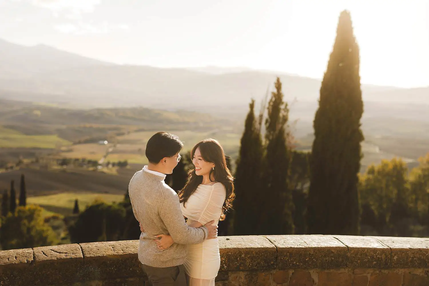 An intimate proposal overlooking the Val d’Orcia in Pienza town
