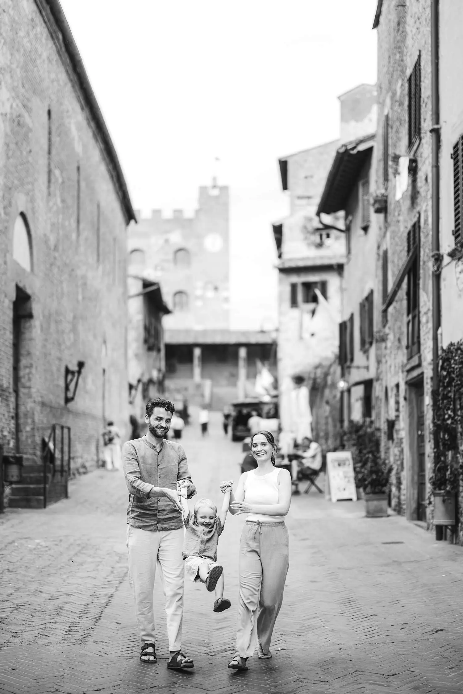 An exciting and fun family photo session in Certaldo Alto