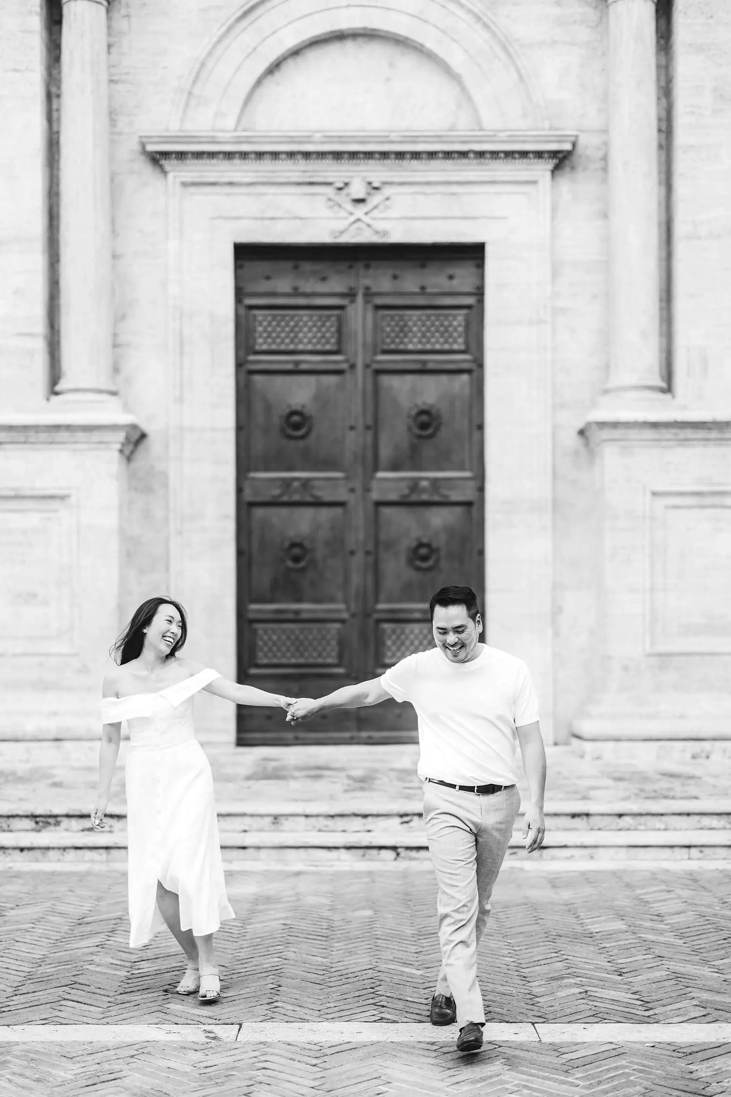 Candid and spontaneous engagement photography in Pienza heart of Val d’Orcia