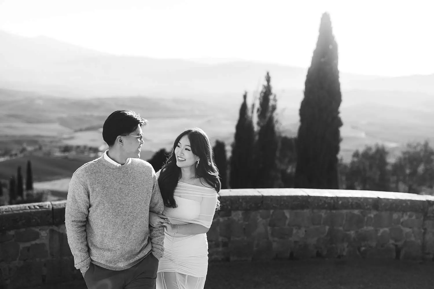 Dreaming and spontaneous engagement photos with breathtaking view over the rolling hills of the Val d’Orcia