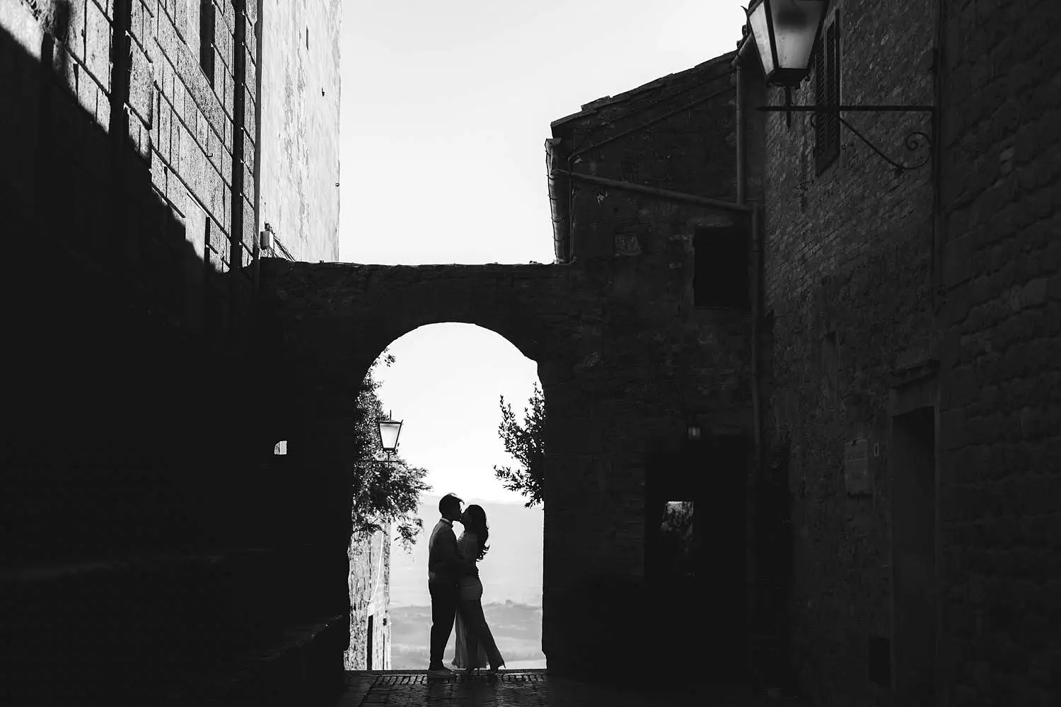 Classic and creative engagement photo shoot in the streets of Pienza