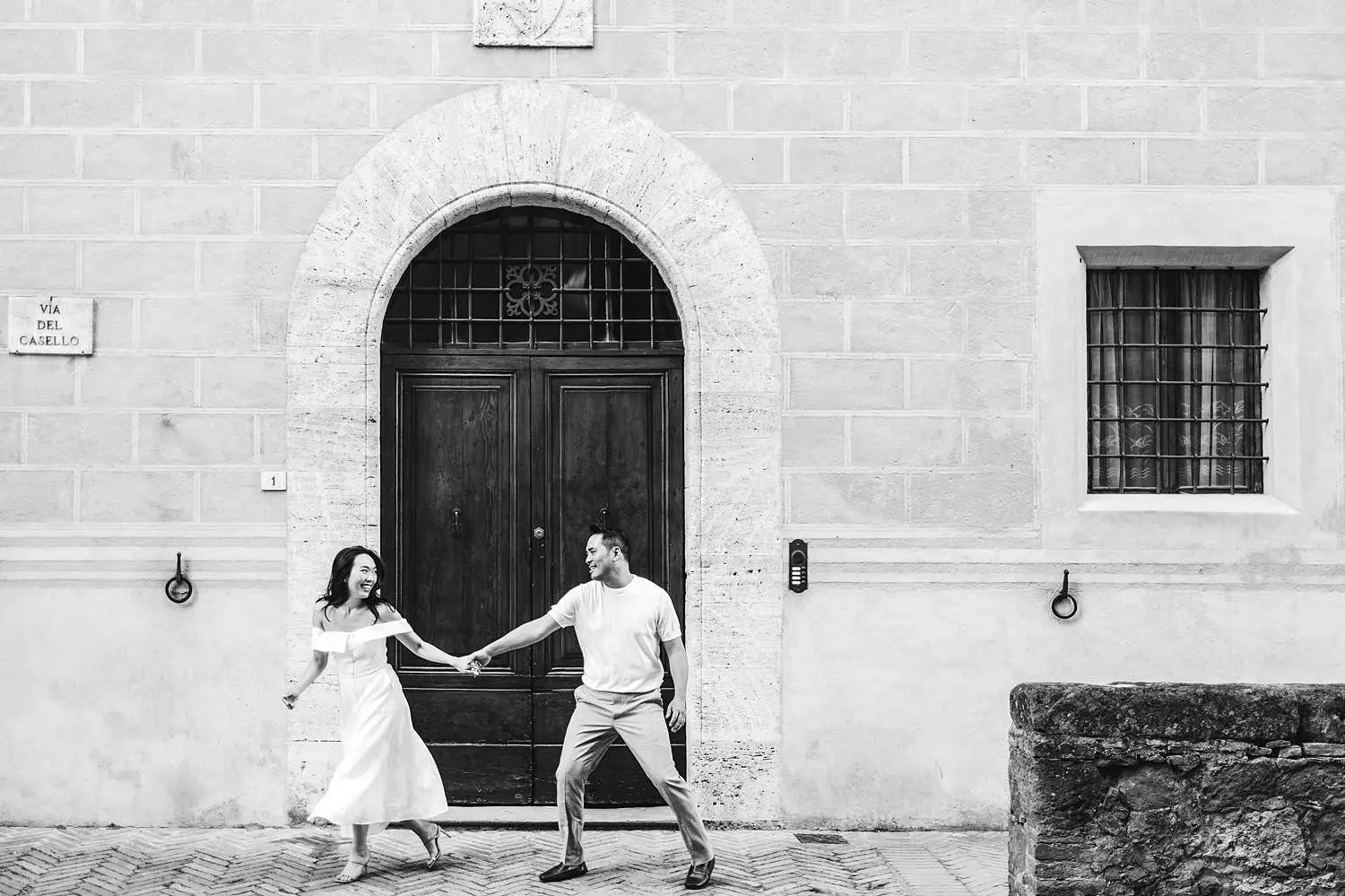 Celebrating the love with an exciting and fun engagement session in Pienza iconic streets