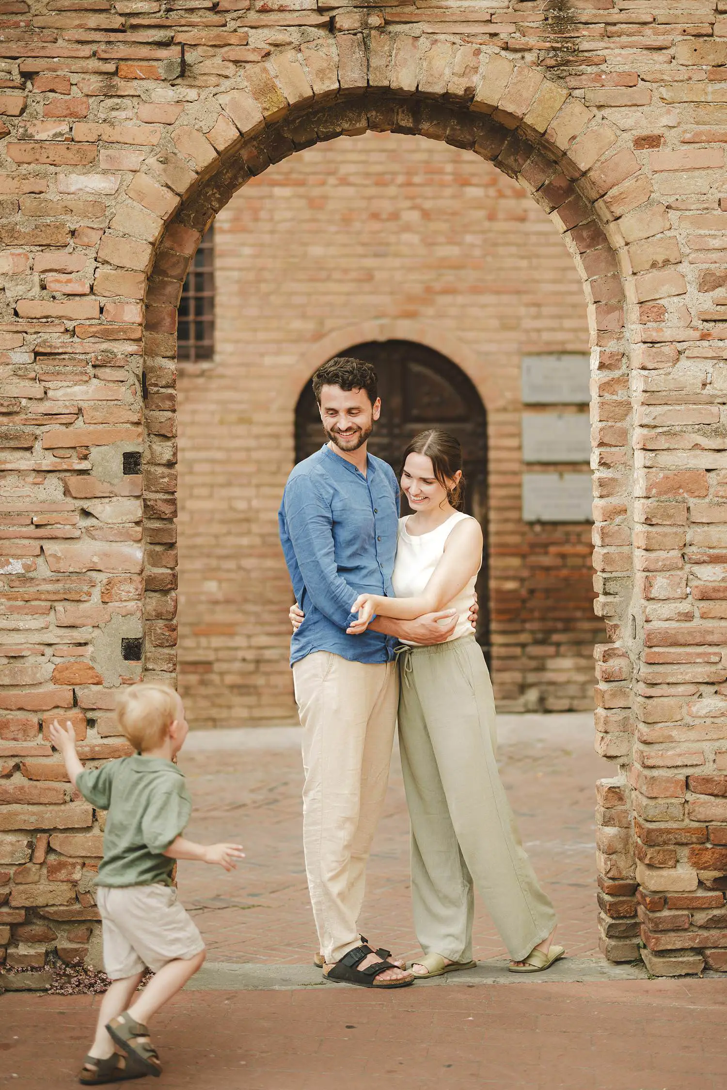 Relaxed and fun family photo session in Certaldo Alto village iconic streets