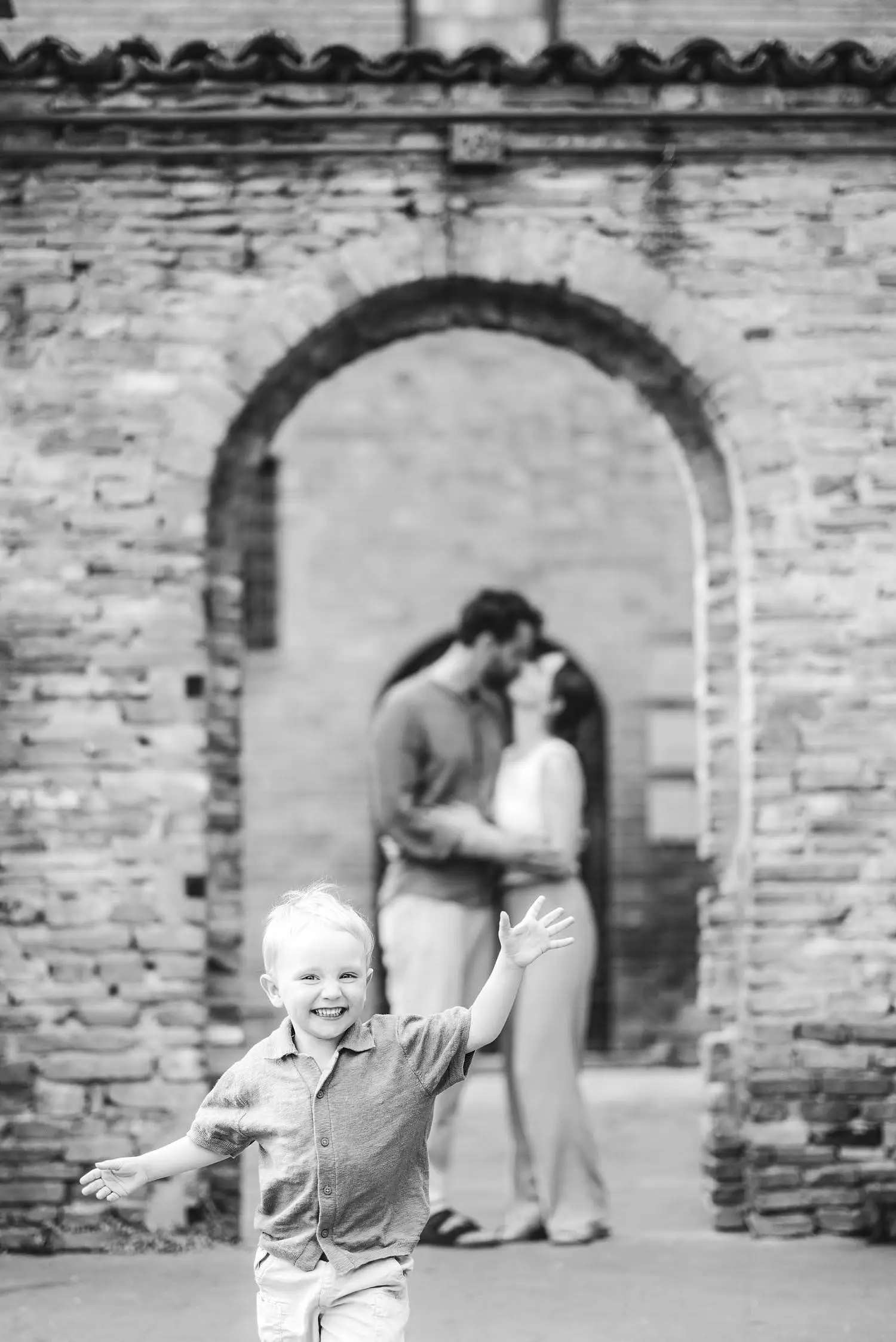 Relaxed and fun family photo session in Certaldo Alto village iconic streets