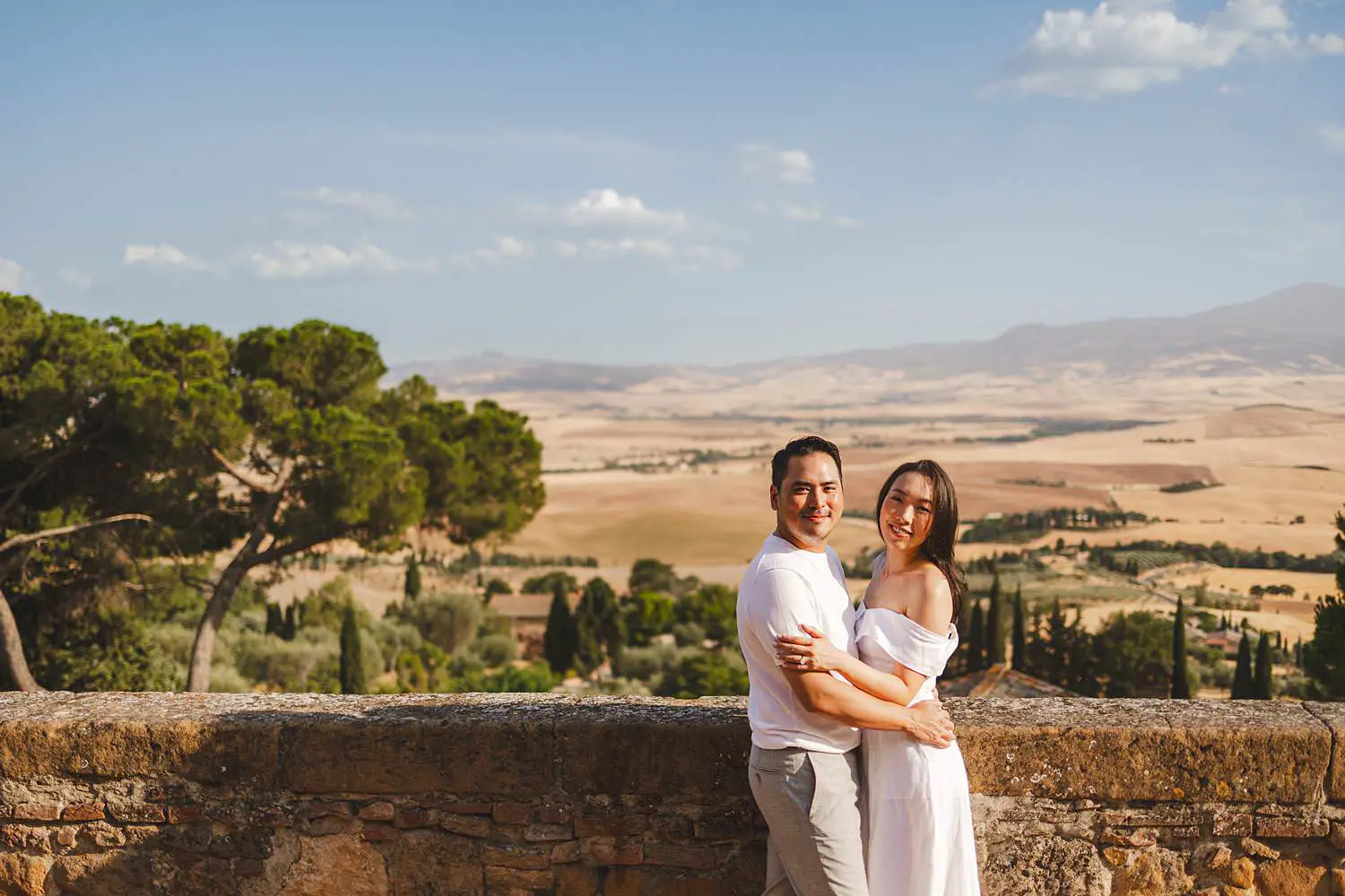 Unforgettable couple photo shoot in Pienza iconic panoramic site
