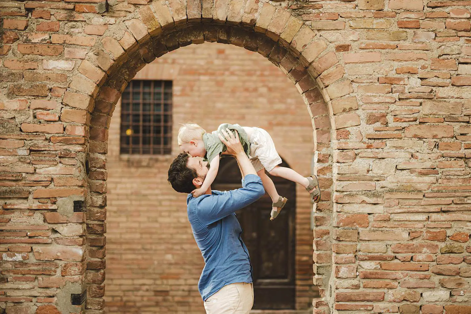 Exciting family photos into Tuscan streets of Certaldo Alto village