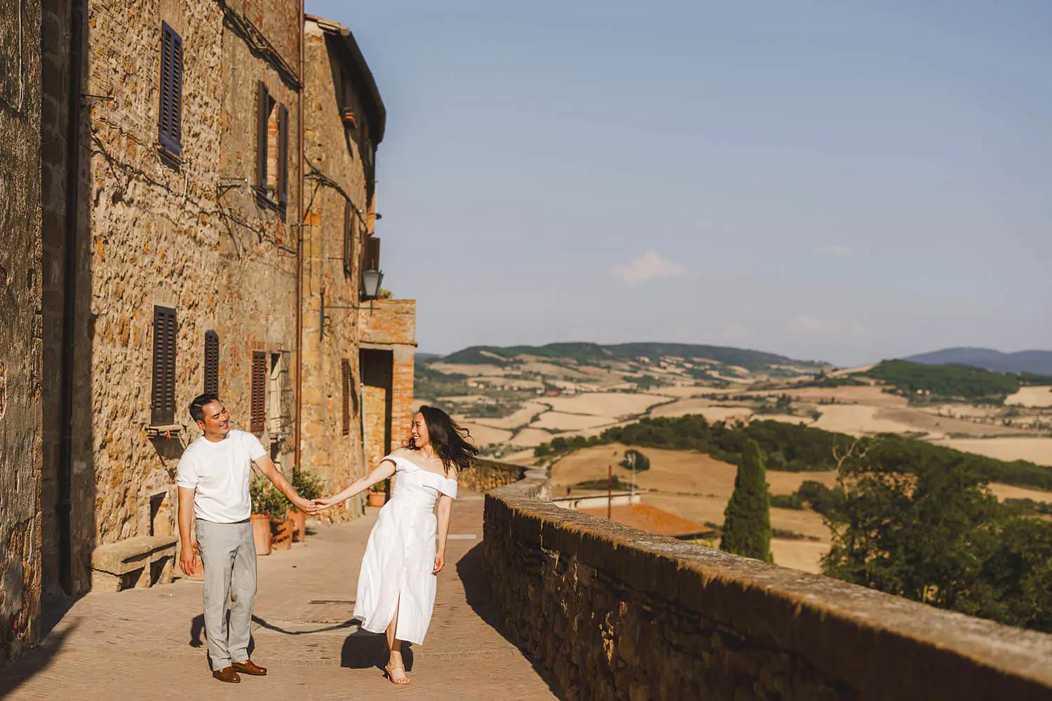 Unforgettable couple photo shoot in Pienza iconic panoramic site