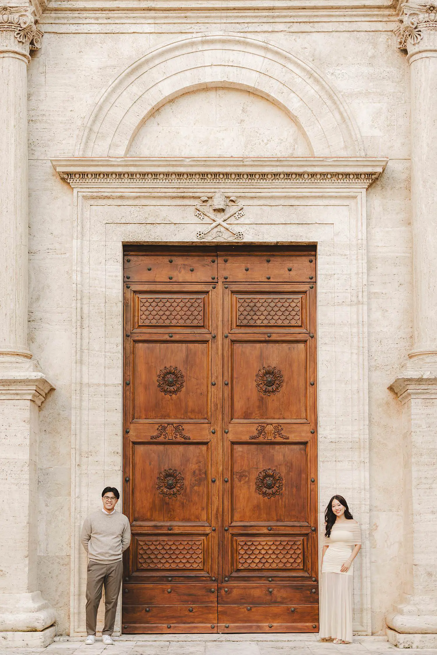 Classic and elegant engagement photo session in streets of Pienza