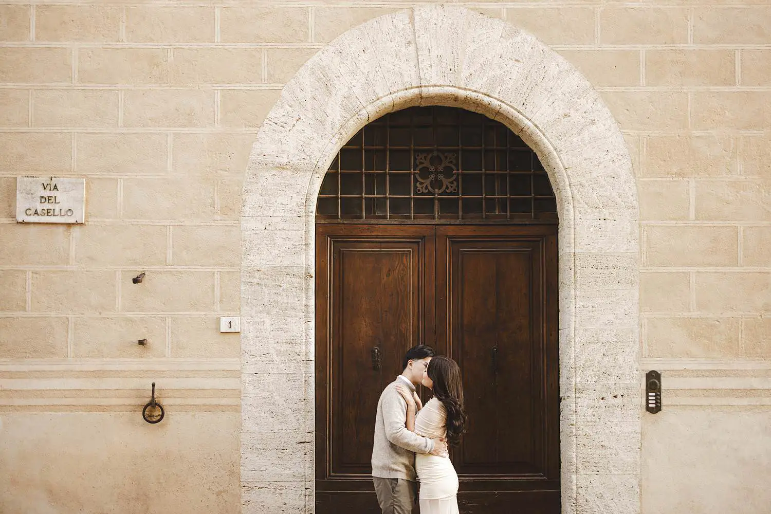 Romantic marriage proposal photoshoot in Pienza town in the heart of Val d’Orcia