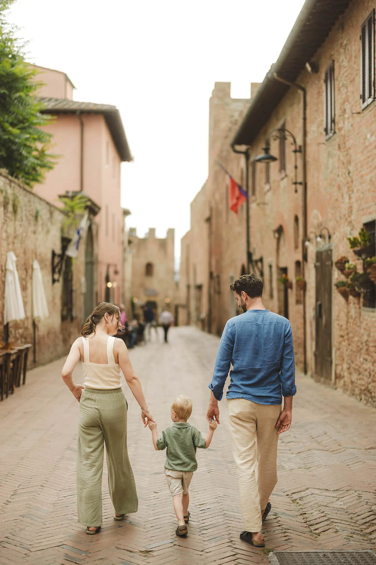 Relaxed and elegant family photo session in Certaldo Alto village iconic streets