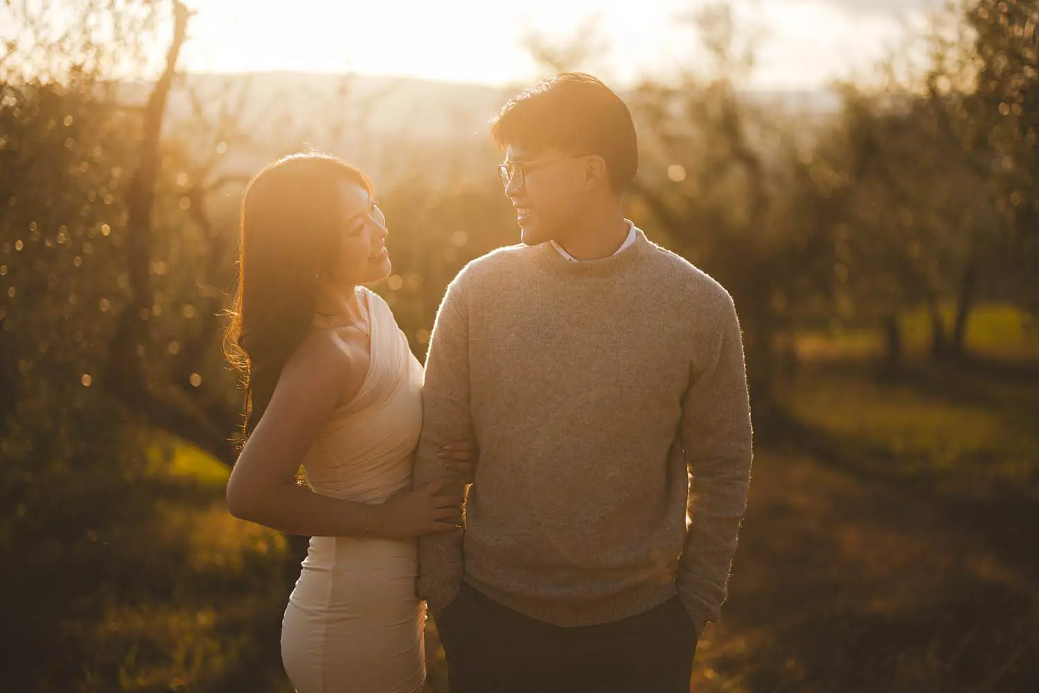 Elegant engagement photo shoot in the Tuscan countryside of Pienza at sunset with golden hour