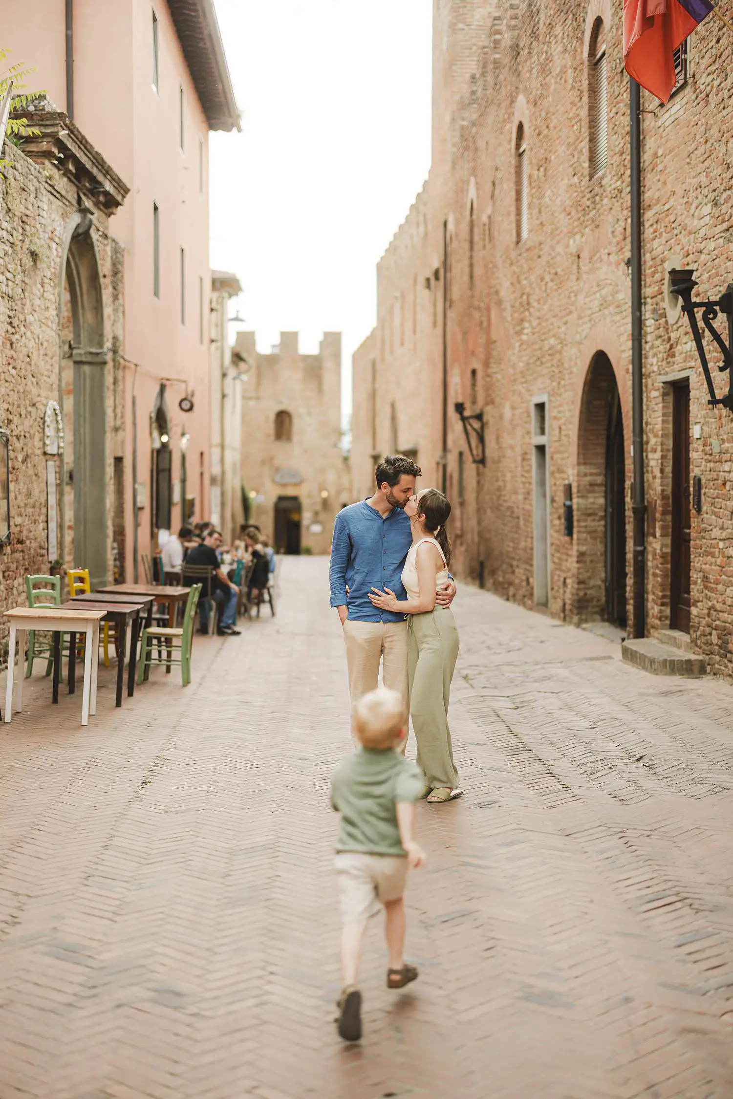 Relaxed and fun family photo session in Certaldo Alto village iconic streets