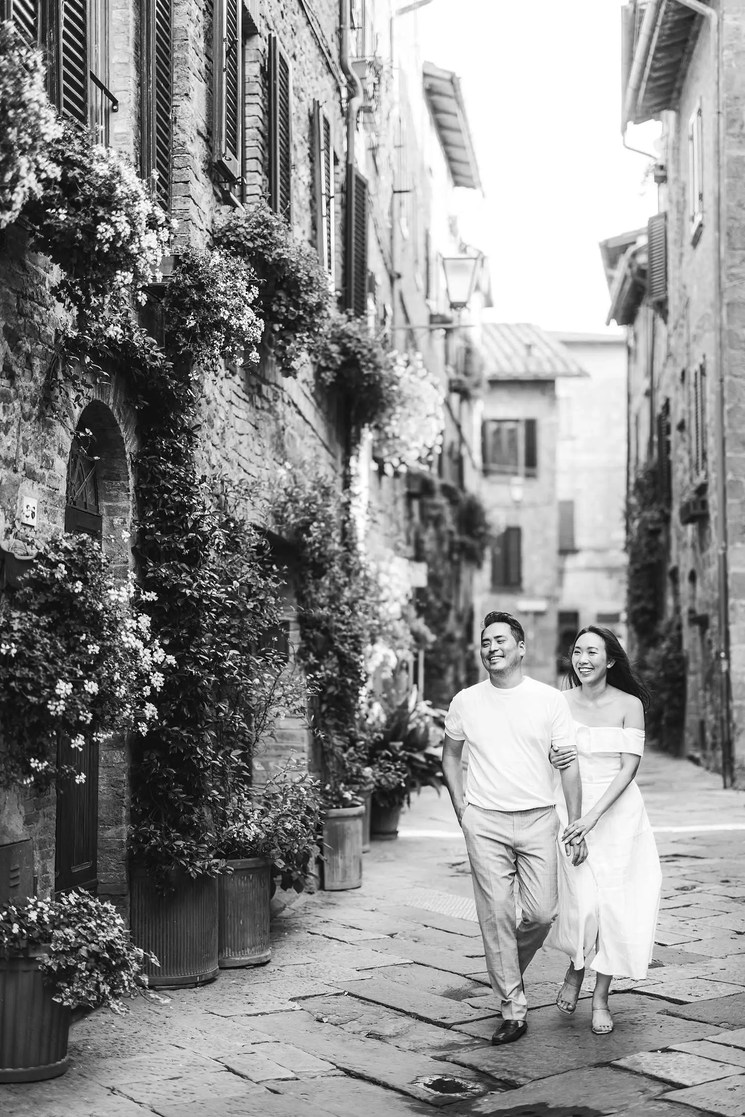 Celebrating the love with a romantic and elegant engagement photo shoot in Pienza iconic streets