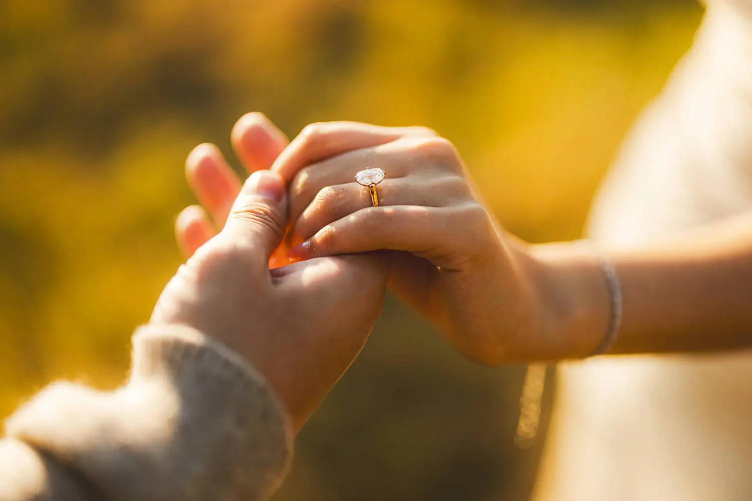 Romantic proposal photo shoot in Val d’Orcia countryside at golden hour