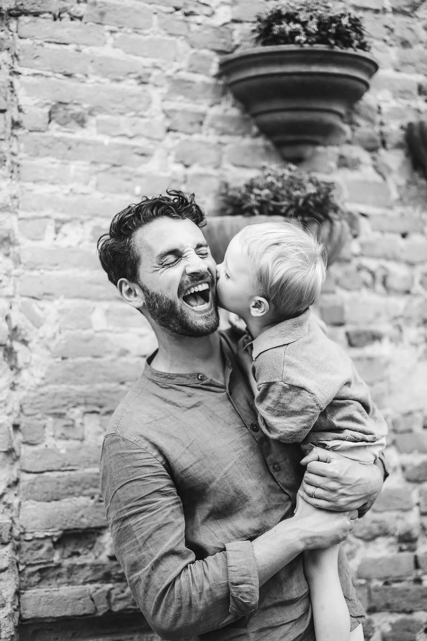 Unforgettable and candid family photo shoot in Certaldo historic streets