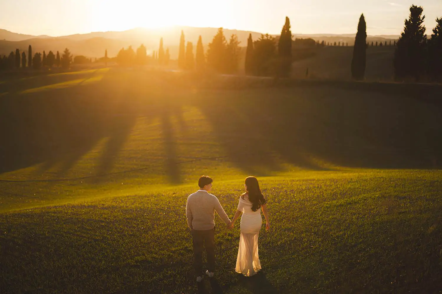Engagement photos in the Tuscan countryside of Pienza at sunset with golden hour