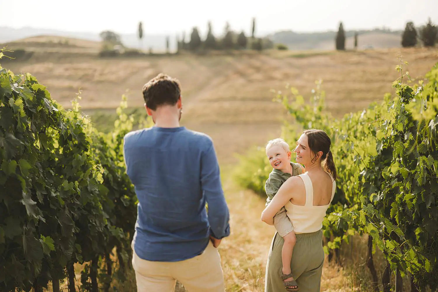 Candid and spontaneous family photos into Tuscan vineyards of Certaldo Alto