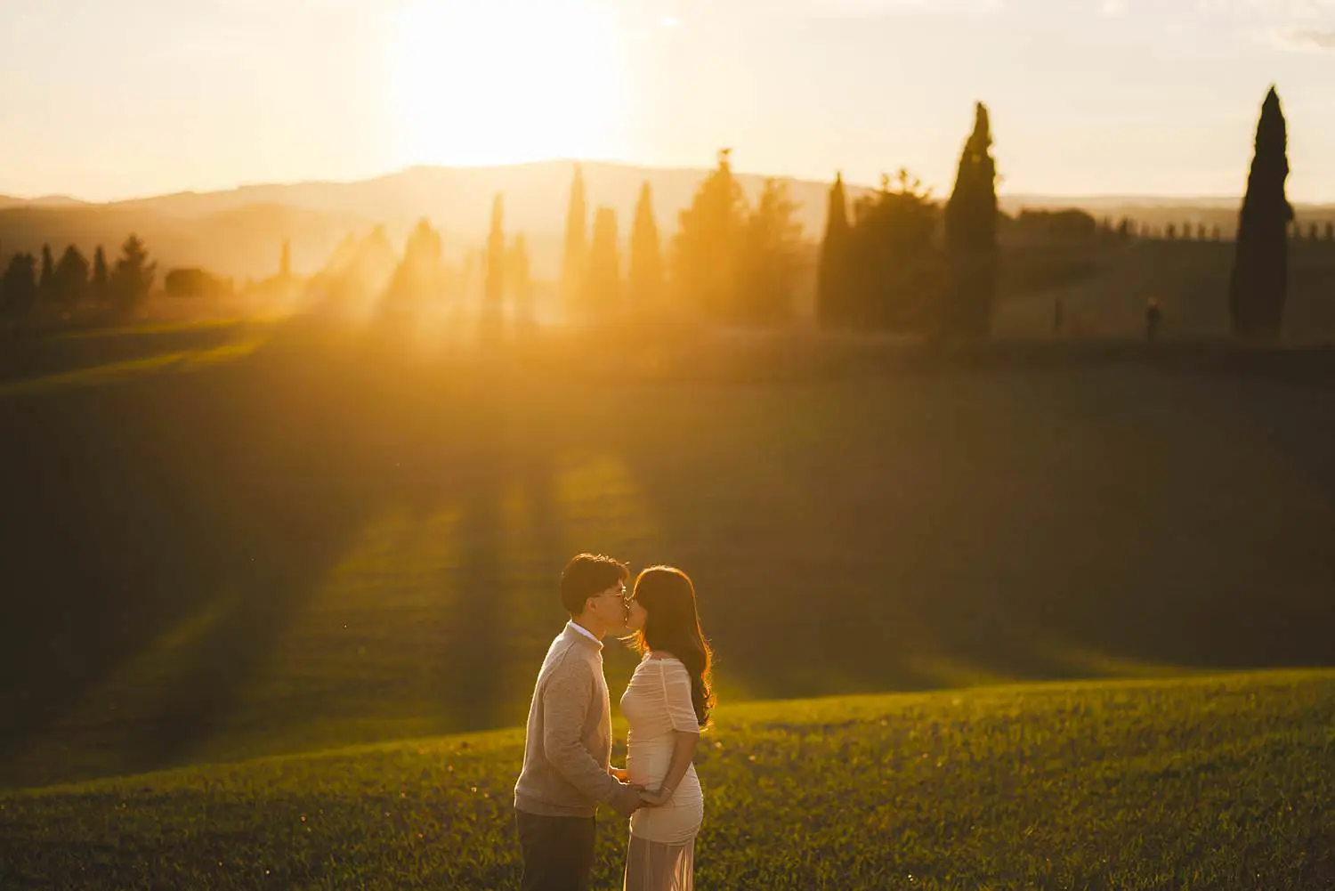 Engagement photos in the Tuscan countryside of Pienza at sunset with golden hour