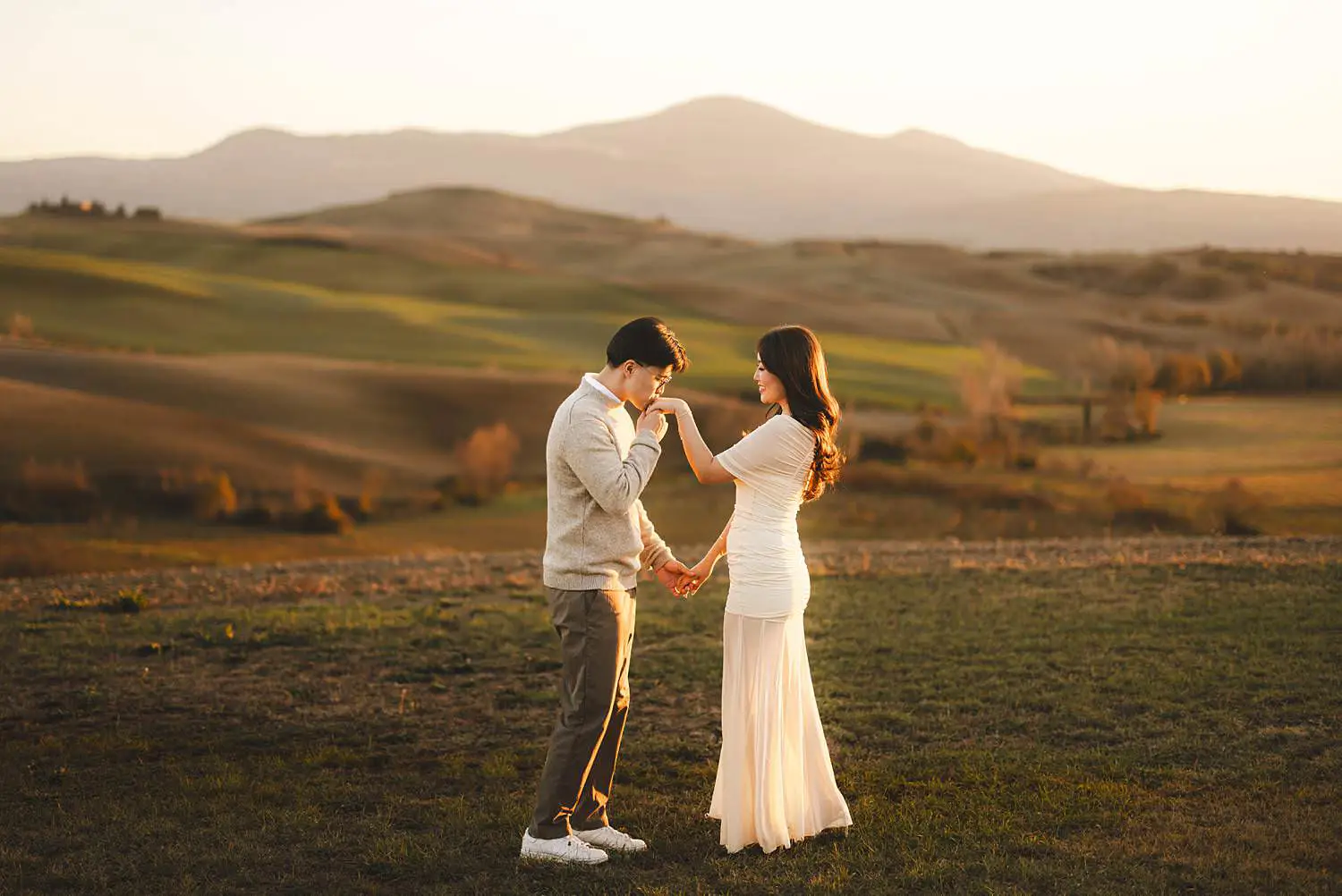 Romantic couple photo session overlooking breathtaking countryside of Val d’Orcia near Pienza