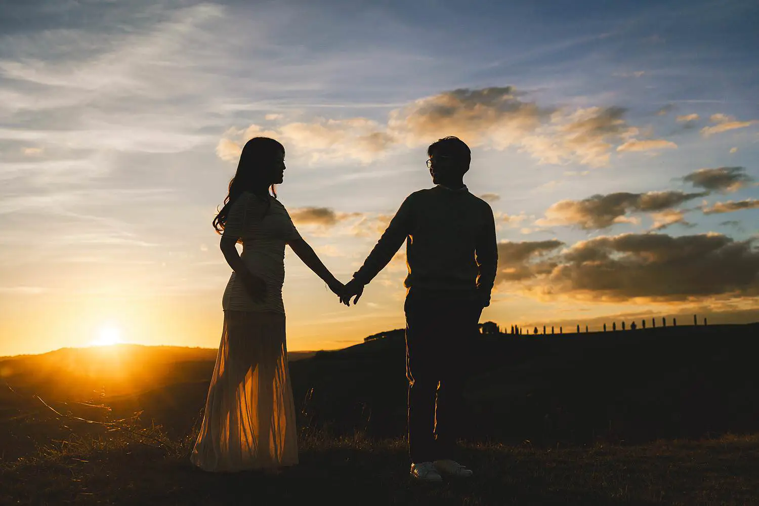 Creative and modern couple photo shoot in the heart of Val d’Orcia near Pienza at sunset