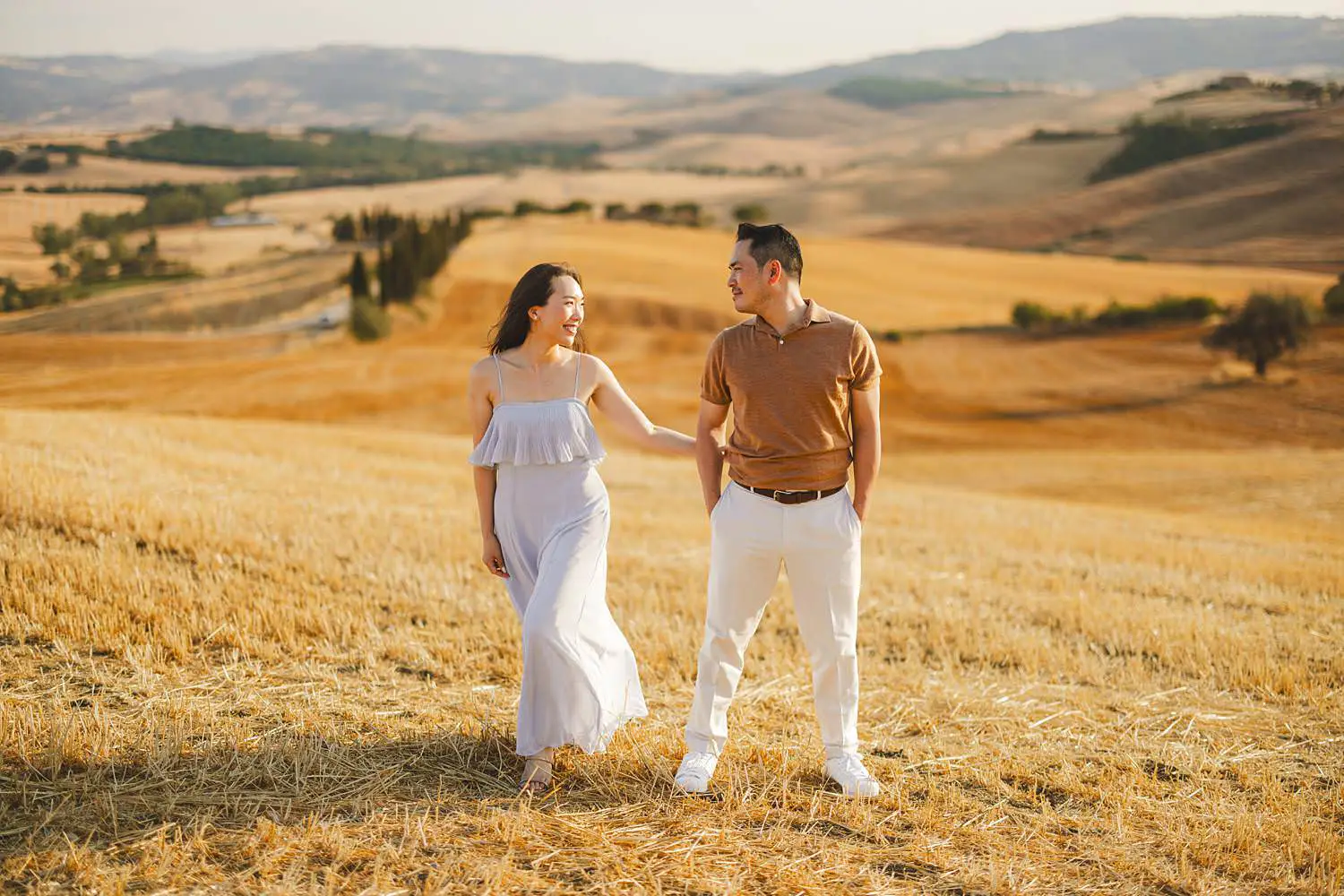 Lovely and romantic engagement photo shoot in the evocative countryside of Val d’Orcia near Pienza