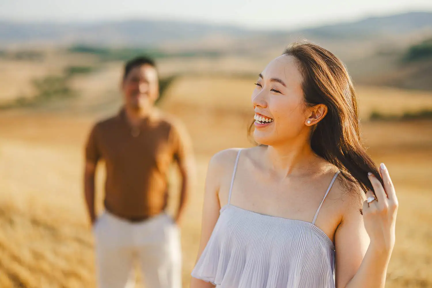 Exciting and fun engagement photo shoot experience in the dreaming countryside of Pienza