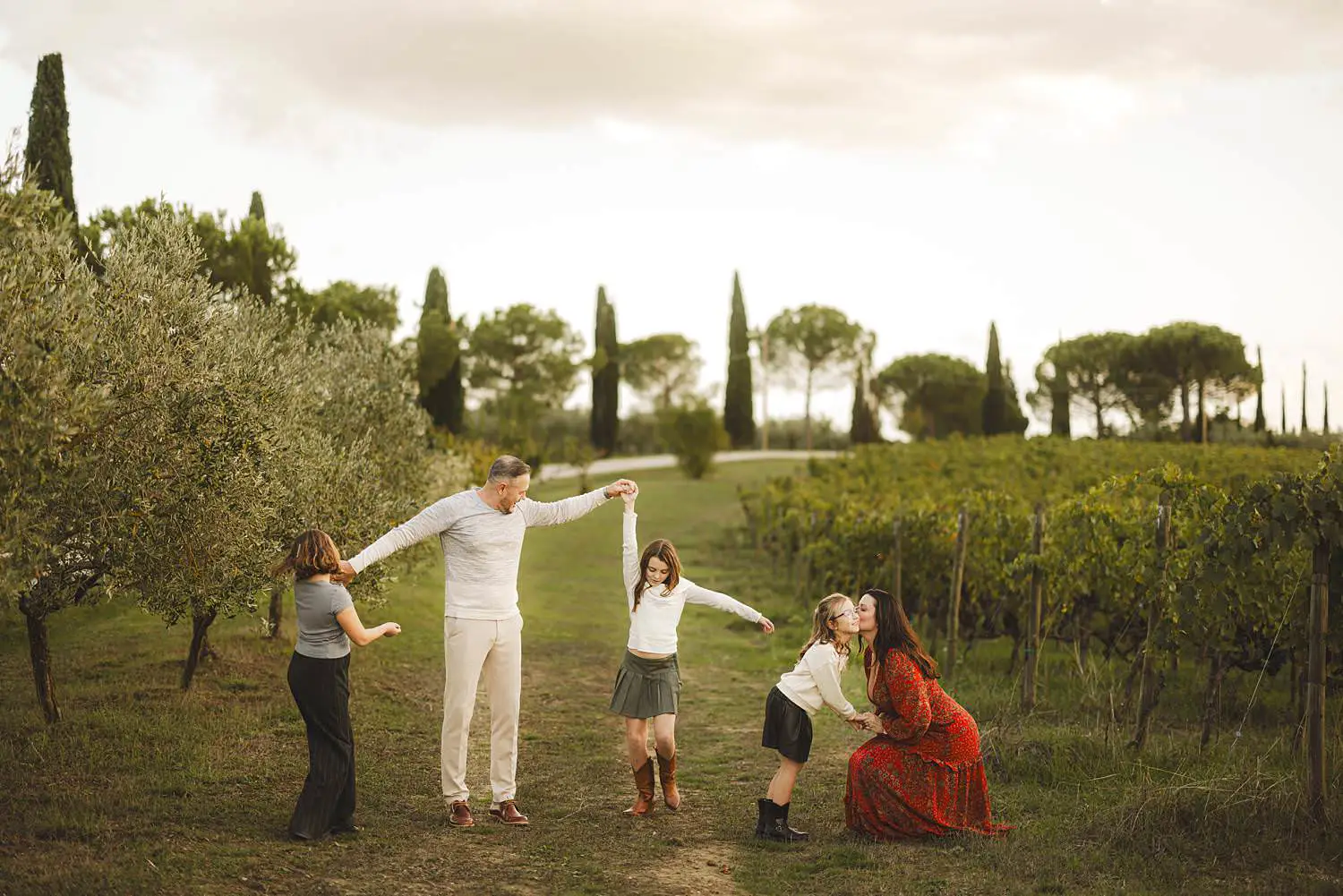 Family photographer in Tuscany at Terra Antica Winery Resort Siena countryside in the Val d’Orcia