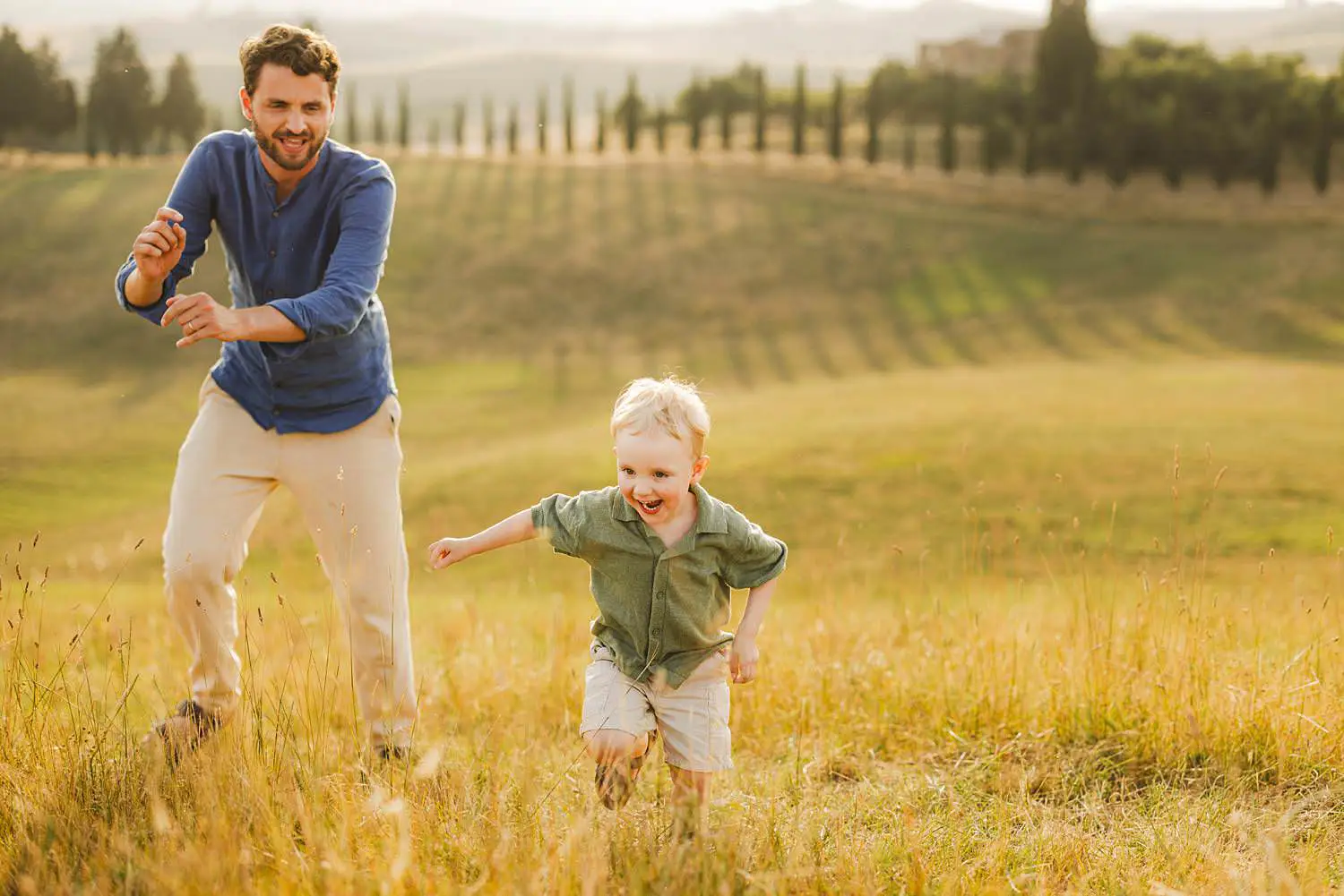 Lovely and unforgettable spontaneous family shoot in the countryside of Certaldo with cypresses trees and golden light